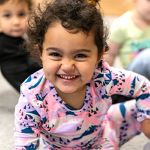 niña pequeña sonriendo en la guardería