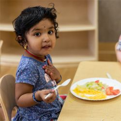 Niña almorzando en la guardería
