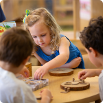 niños en edad preescolar trabajando en una actividad en el aula