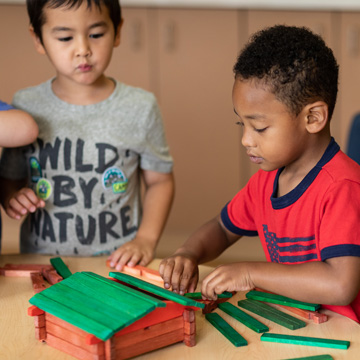 niños jugando con bloques